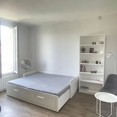 A St Cloud Pres De Paris Apartment